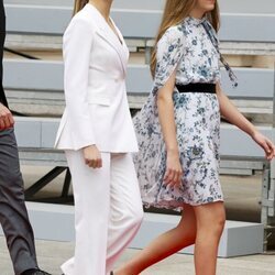 La Princesa Leonor y la Infanta Sofía llegando a la puerta del Congreso para la Jura de la Constitución