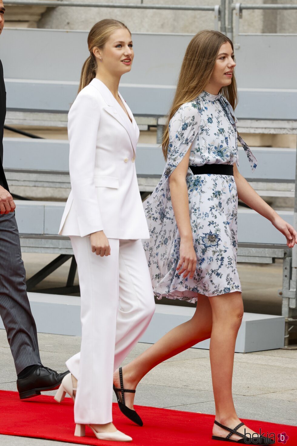 La Princesa Leonor y la Infanta Sofía llegando a la puerta del Congreso para la Jura de la Constitución