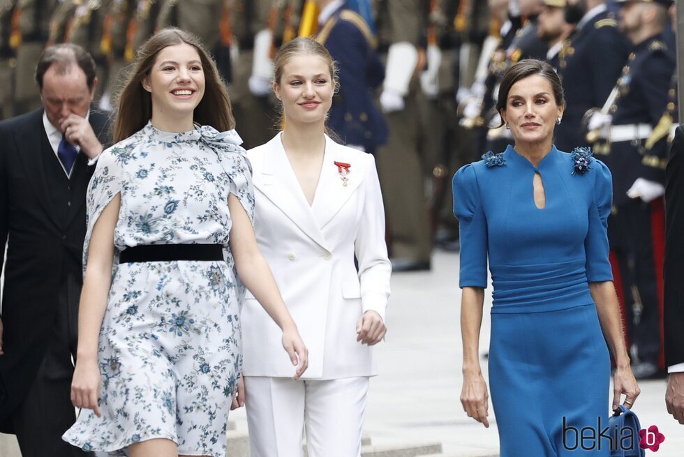 La Infanta Sofía, la Princesa Leonor y la Reina Letizia llegando a la Jura de la Constitución