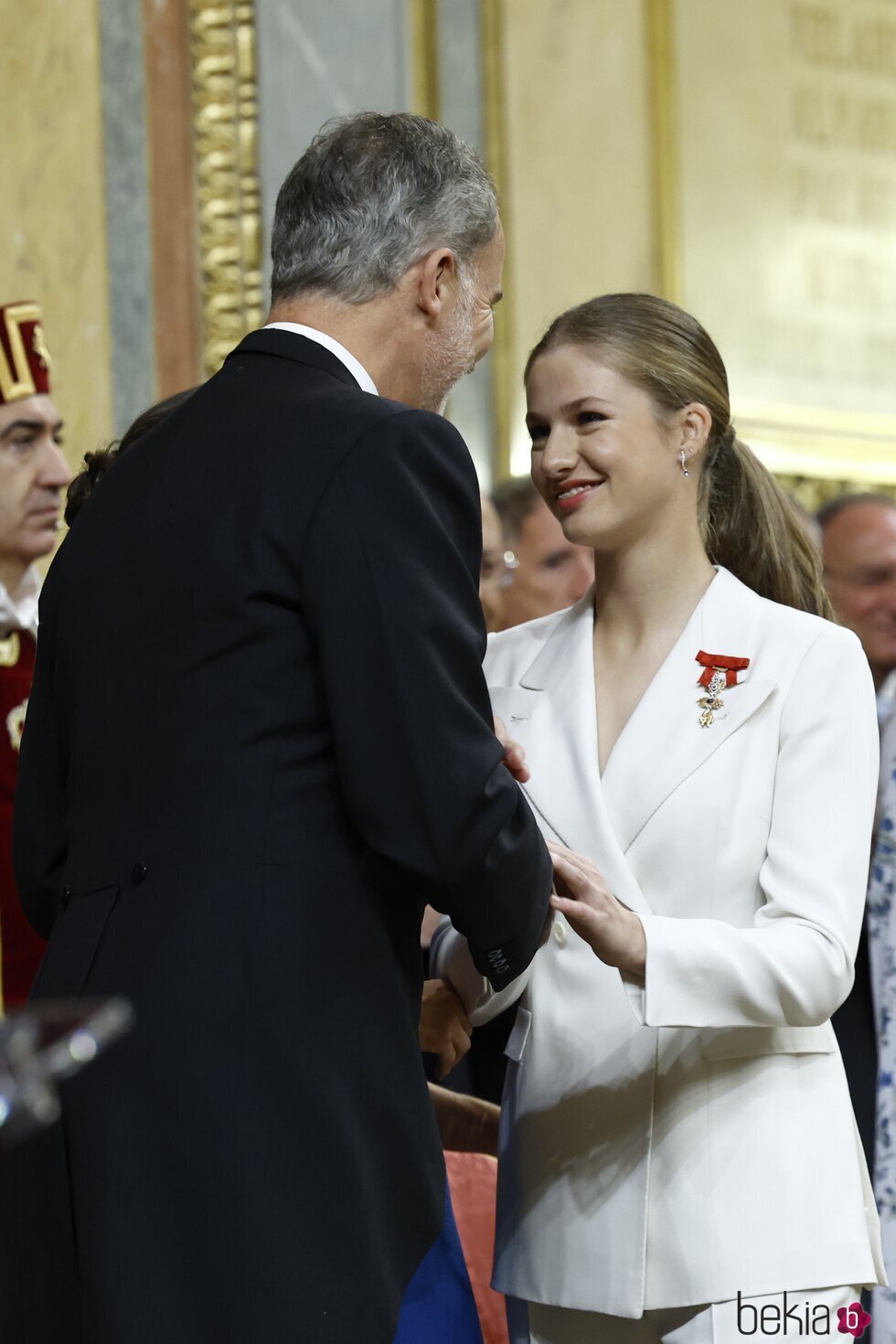 El Rey Felipe y la Princesa Leonor se besan con cariño en la Jura de la Constitución