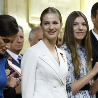 La Princesa Leonor y la Infanta Sofía sonrientes en la Jura de la Constitución