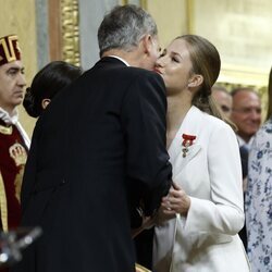 La Princesa Leonor besa a su padre, Felipe VI, en la Jura de la Constitución