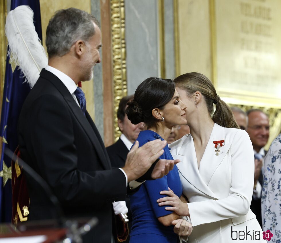 La Reina Letizia besa a la Princesa Leonor tras la Jura de la Constitución