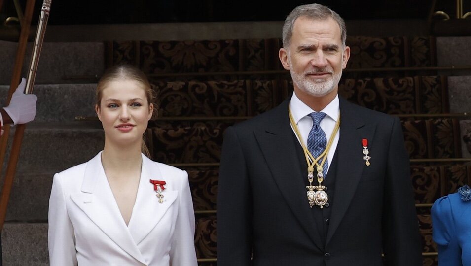 El Rey Felipe y la Princesa Leonor en las puertas del Congreso en la Jura de la Constitución