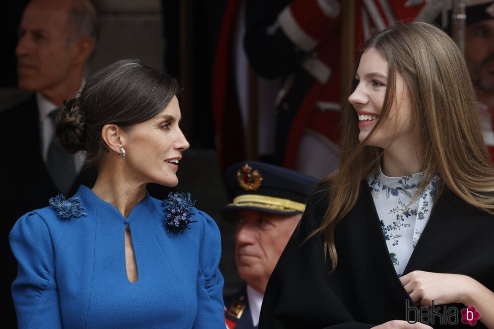 La Reina Letizia hablando con la Infanta Sofía en la Jura de la Constitución de la Princesa Leonor
