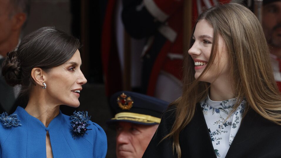 La Reina Letizia hablando con la Infanta Sofía en la Jura de la Constitución de la Princesa Leonor