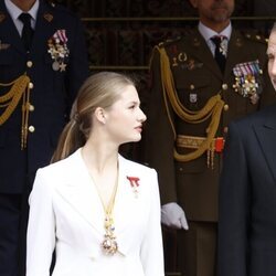 El Rey Felipe habla con la Princesa Leonor fuera del Congreso tras la Jura de la Constitución
