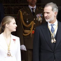 El Rey Felipe habla con la Princesa Leonor fuera del Congreso tras la Jura de la Constitución