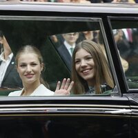 La Princesa Leonor y la Infanta Sofía sonríen y saludan al salir del Congreso tras la Jura de la Constitución