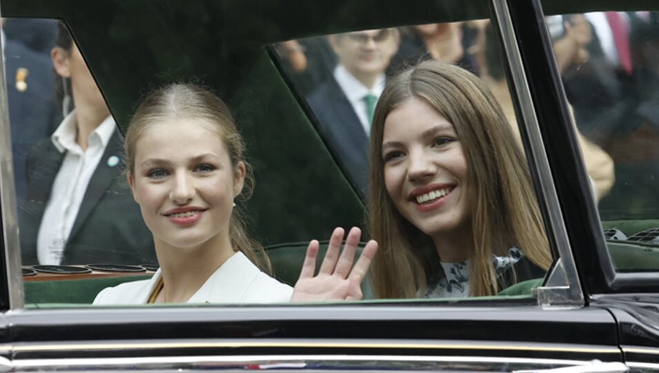 La Princesa Leonor y la Infanta Sofía sonríen y saludan al salir del Congreso tras la Jura de la Constitución