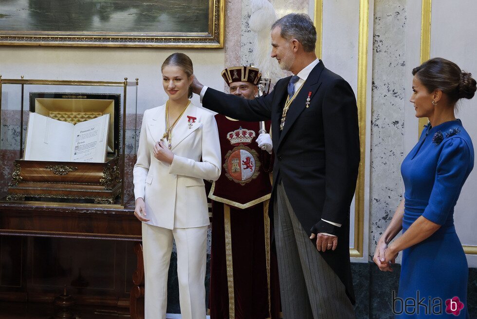El Rey Felipe saca la coleta a la Princesa Leonor en un gesto cómplice en la Jura de la Constitución