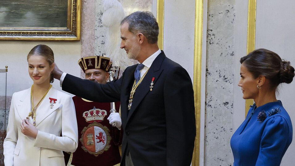 El Rey Felipe saca la coleta a la Princesa Leonor en un gesto cómplice en la Jura de la Constitución