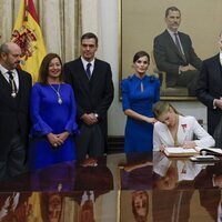 La Princesa Leonor firma en el Libro de Honor del Congreso en la Jura de la Constitución