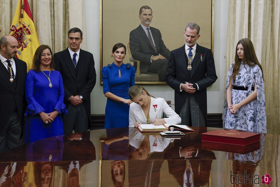 La Princesa Leonor firma en el Libro de Honor del Congreso en la Jura de la Constitución