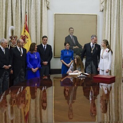 La Infanta Sofía firma en el Libro de Honor del Congreso en la Jura de la Princesa Leonor