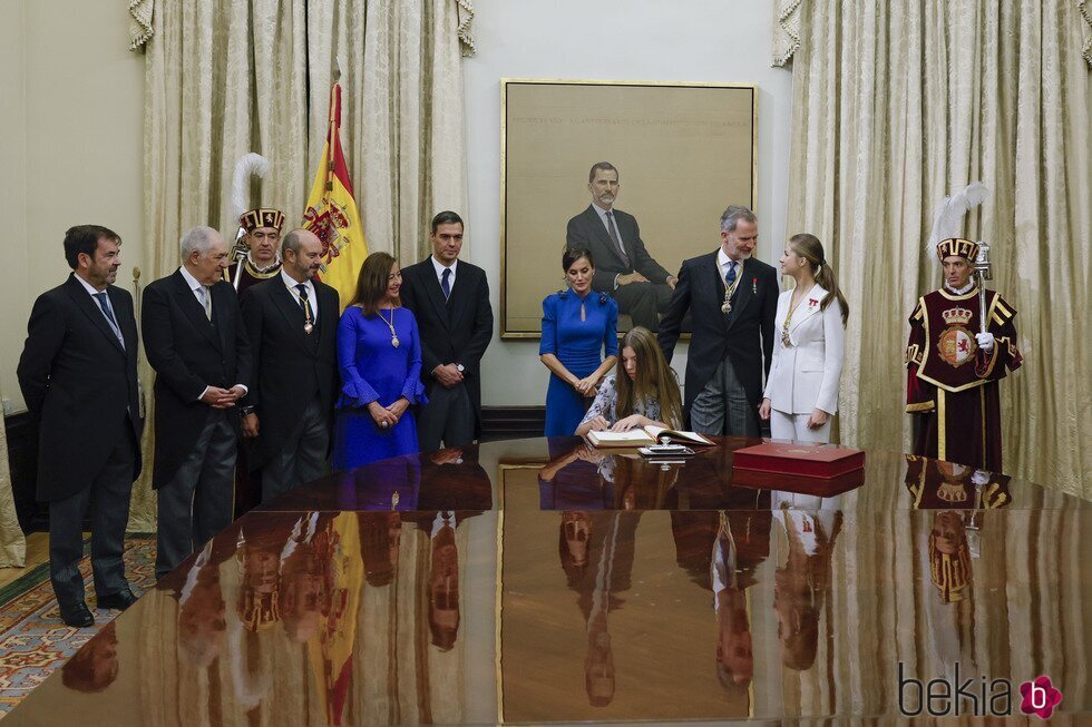 La Infanta Sofía firma en el Libro de Honor del Congreso en la Jura de la Princesa Leonor