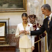 El Rey Felipe coloca las Medallas de Honor del Congreso y Senado a la Princesa Leonor