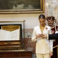 El Rey Felipe coloca las Medallas de Honor del Congreso y Senado a la Princesa Leonor