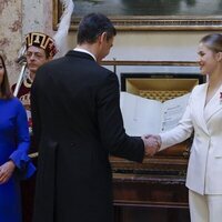 La Princesa Leonor estrecha la mano a Pedro Sánchez tras la Jura de la Constitución