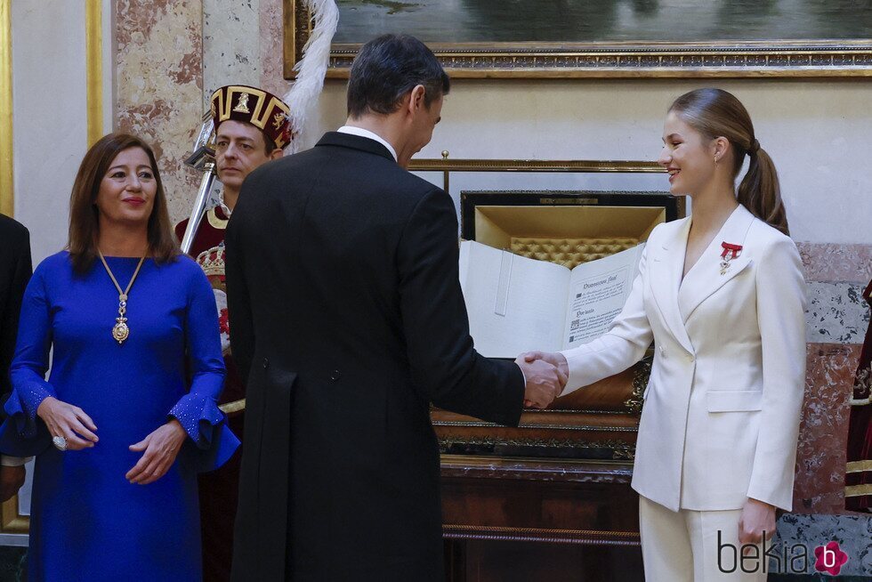 La Princesa Leonor estrecha la mano a Pedro Sánchez tras la Jura de la Constitución
