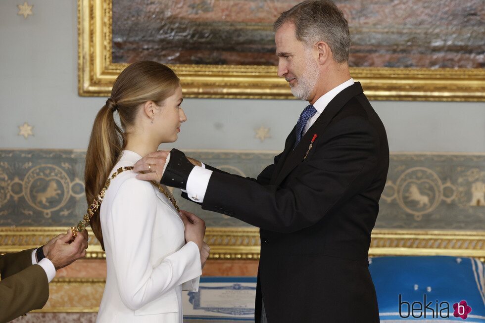 El Rey Felipe coloca el Collar de la Orden de Carlos III tras la Jura de la Constitución de la Princesa Leonor