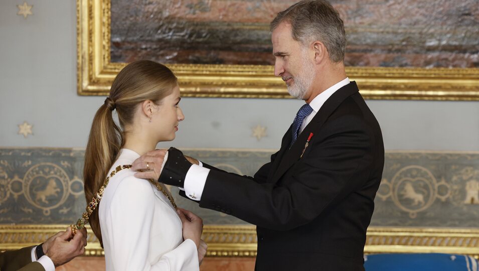 El Rey Felipe coloca el Collar de la Orden de Carlos III tras la Jura de la Constitución de la Princesa Leonor