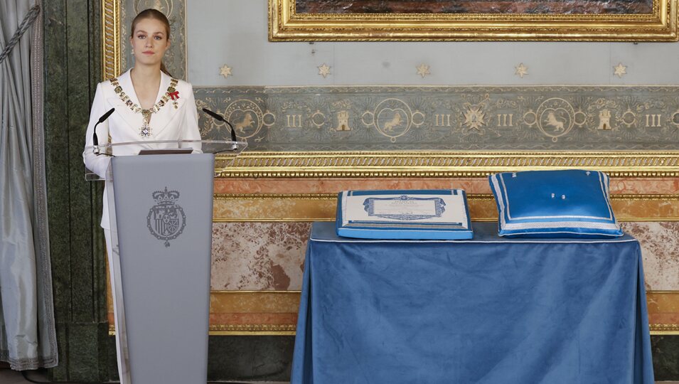 La Princesa Leonor dando el discurso tras recibir el Collar de la Orden de Carlos III