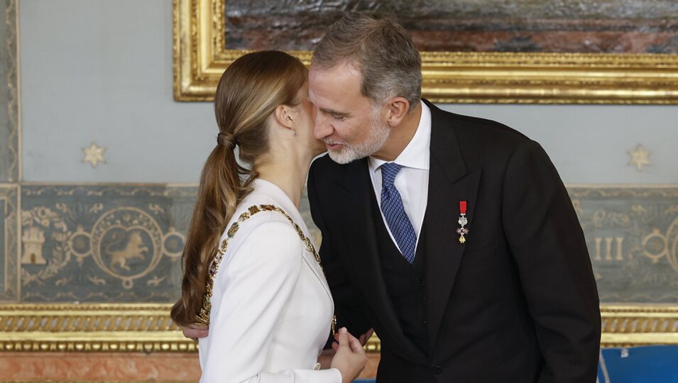 El Rey Felipe besa con cariño a la Princesa Leonor tras colocarle el Collar de la Orden de Carlos III