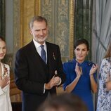 Los Reyes Felipe y Letizia con la Infanta Sofía y la Princesa Leonor con el Collar de Carlos III