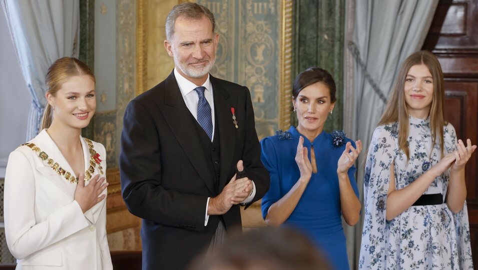 Los Reyes Felipe y Letizia con la Infanta Sofía y la Princesa Leonor con el Collar de Carlos III