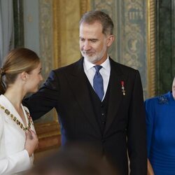 El Rey Felipe vuelve a colocarle el pelo a la Princesa Leonor tras colocarle el Collar de la Orden de Carlos III