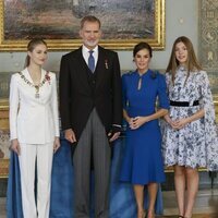 Los Reyes junto a la Princesa Leonor y la Infanta Sofía tras la entrega del Collar de Carlos III y la Jura de la Constitución