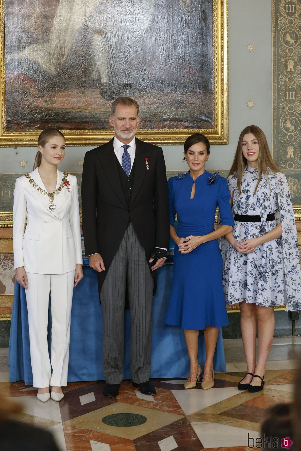 Los Reyes junto a la Princesa Leonor y la Infanta Sofía tras la entrega del Collar de Carlos III y la Jura de la Constitución