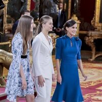 Los Reyes, la Princesa Leonor y la Infanta Sofía en el último besamanos tras la Jura de la Constitución