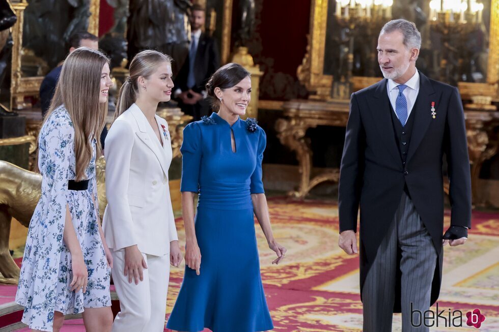 Los Reyes, la Princesa Leonor y la Infanta Sofía en el último besamanos tras la Jura de la Constitución