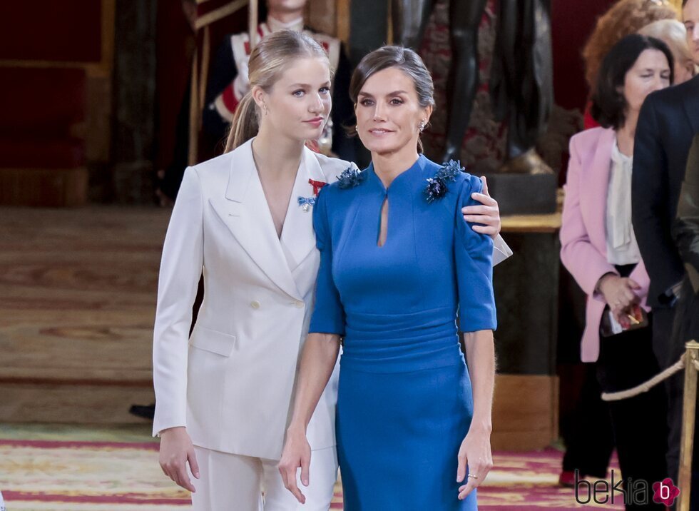 La Princesa Leonor agarra por los hombros a la Reina Letizia