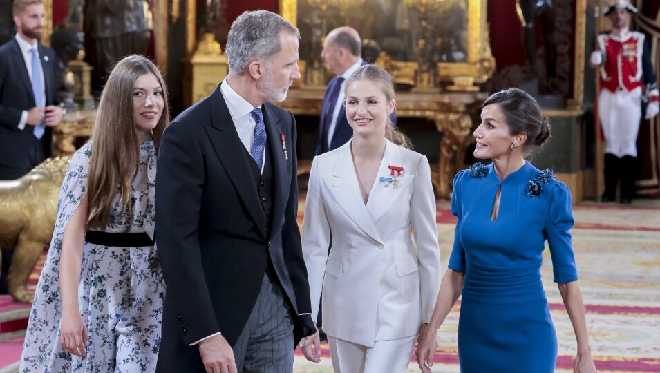 Los Reyes, la Princesa y la Infanta charlan animados tras el besamanos después de la Jura de la Constitución