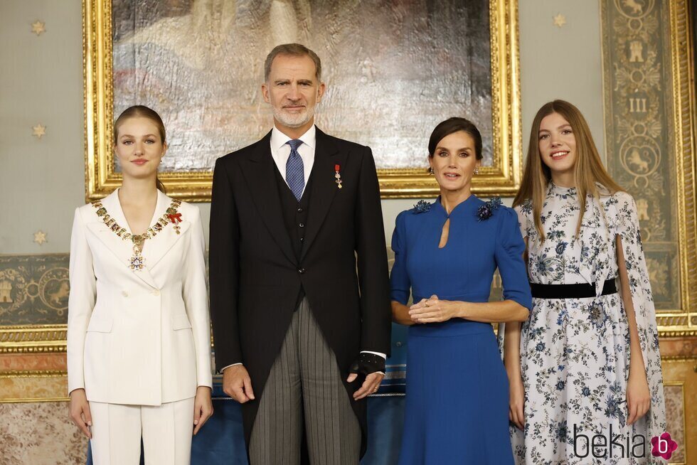 Foto oficial de la Familia Real tras la entrega del Collar de la Orden de Carlos III