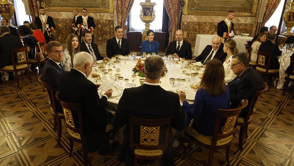 Los Reyes, la Princesa Leonor, la Infanta Sofía y autoridades en el almuerzo tras la Jura de la Constitución