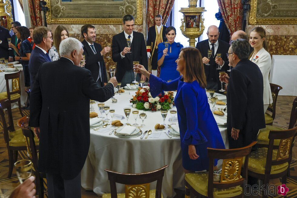La mesa principal brinda tras el discurso del Rey Felipe VI
