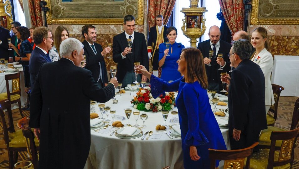 La mesa principal brinda tras el discurso del Rey Felipe VI