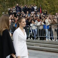 La Princesa Leonor y la Infanta Sofía saludando a los ciudadanos en la Jura de la Constitución de la Princesa Leonor