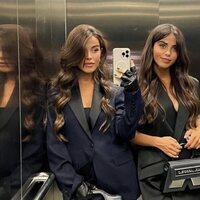 Lila y Violeta Mangriñán en un ascensor