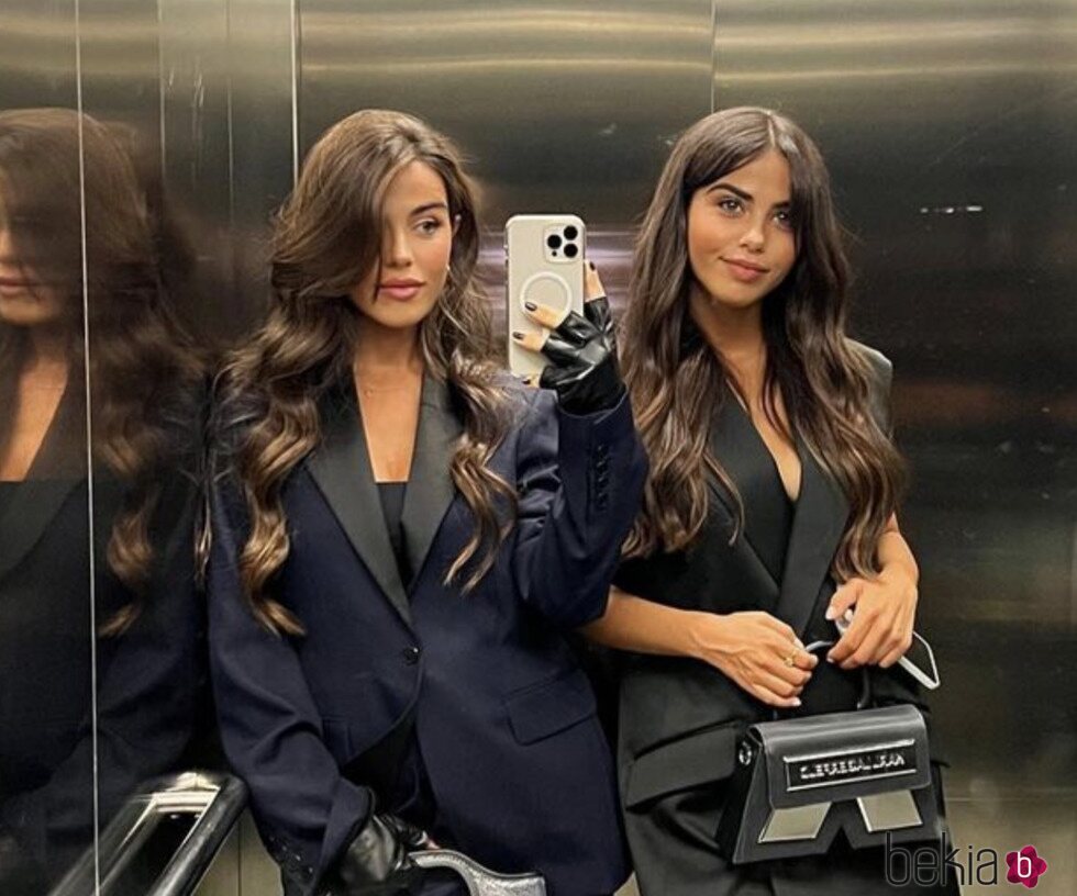 Lila y Violeta Mangriñán en un ascensor