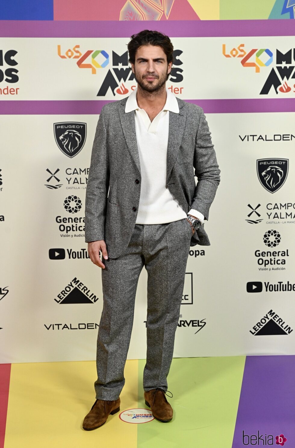 Maxi Iglesias en la alfombra roja de Los 40 Music Awards 2023