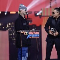 Feid y Ozuna recogen premio en la gala de Los 40 Music Awards 2023