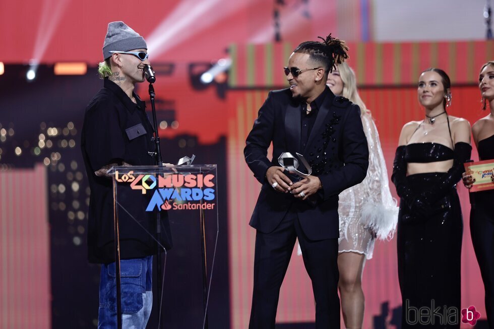 Feid y Ozuna recogen premio en la gala de Los 40 Music Awards 2023