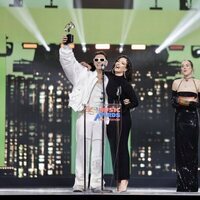 Abraham Mateo y Chanel recogen premio en la gala de Los 40 Music Awards 2023