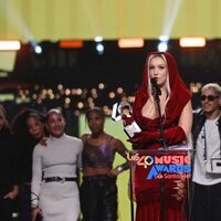 Lola Índigo recoge premio en la gala de Los 40 Music Awards 2023