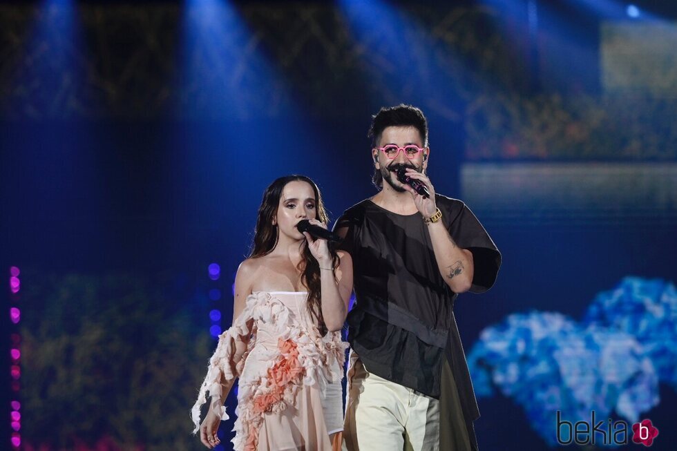 Camilo y Evaluna en su actuación en la gala de Los 40 Music Awards 2023